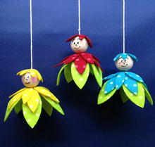 Lade das Bild in den Galerie-Viewer, Blumenkinder aus Filz; rot, gelb, türkis