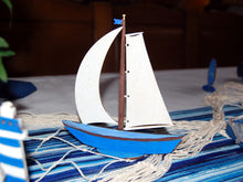 Lade das Bild in den Galerie-Viewer, Boot mit Focksegel aus Holz