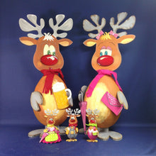 Lade das Bild in den Galerie-Viewer, Rentierdame "Elli" aus Holz und Styropor