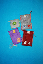 Lade das Bild in den Galerie-Viewer, Pinguinbaby Knopf aus Holz 3cm