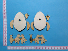 Lade das Bild in den Galerie-Viewer, Eier-Pinguin aus Holz
