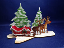 Lade das Bild in den Galerie-Viewer, Elch röhrend mit Hufen aus Holz zum Hinstellen