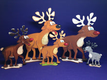 Lade das Bild in den Galerie-Viewer, Elch röhrend mit Hufen aus Holz zum Hinstellen