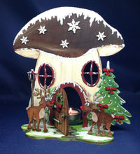 Lade das Bild in den Galerie-Viewer, Elch röhrend mit Hufen aus Holz zum Hinstellen