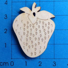 Lade das Bild in den Galerie-Viewer, Erdbeere aus Holz