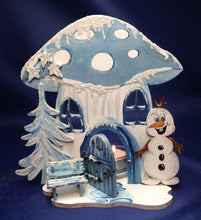 Lade das Bild in den Galerie-Viewer, Schneemann mit Fliege und Zylinder aus Holz