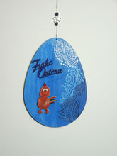 Lade das Bild in den Galerie-Viewer, Hahn schüchtern aus Holz