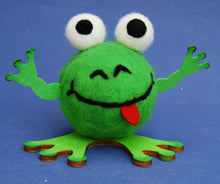 Lade das Bild in den Galerie-Viewer, Frosch Hugo zum Trockenfilzen/Nadelfilzen