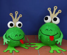 Lade das Bild in den Galerie-Viewer, Frosch Hugo zum Trockenfilzen/Nadelfilzen