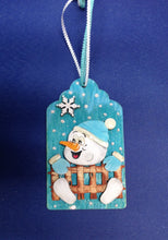 Lade das Bild in den Galerie-Viewer, Schneemann mit Mütze aus Holz, Kantenhocker Schneemannkopf mit Hände und Füße