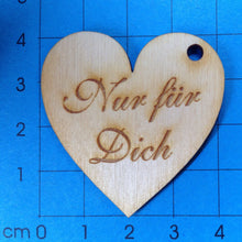 Lade das Bild in den Galerie-Viewer, Herz Geschenkanhänger aus Holz graviert mit verschiedenen Schriftzügen für alle Anlässe