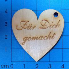Lade das Bild in den Galerie-Viewer, Herz Geschenkanhänger graviert mit Schriftzügen