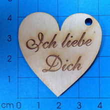 Lade das Bild in den Galerie-Viewer, Herz Geschenkanhänger aus Holz graviert mit verschiedenen Schriftzügen für alle Anlässe