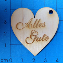 Lade das Bild in den Galerie-Viewer, Herz Geschenkanhänger aus Holz graviert mit verschiedenen Schriftzügen für alle Anlässe