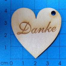 Lade das Bild in den Galerie-Viewer, Herz Geschenkanhänger aus Holz graviert mit verschiedenen Schriftzügen für alle Anlässe