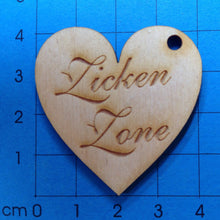 Lade das Bild in den Galerie-Viewer, Herz Geschenkanhänger aus Holz graviert mit verschiedenen Schriftzügen für alle Anlässe