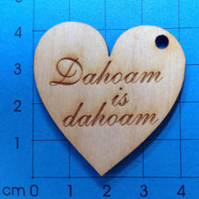Lade das Bild in den Galerie-Viewer, Herz Geschenkanhänger aus Holz graviert mit verschiedenen Schriftzügen für alle Anlässe