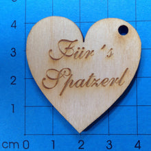 Lade das Bild in den Galerie-Viewer, Herz Geschenkanhänger aus Holz graviert mit verschiedenen Schriftzügen für alle Anlässe