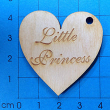 Lade das Bild in den Galerie-Viewer, Herz Geschenkanhänger aus Holz graviert mit verschiedenen Schriftzügen für alle Anlässe