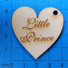 Lade das Bild in den Galerie-Viewer, Herz Geschenkanhänger aus Holz graviert mit verschiedenen Schriftzügen für alle Anlässe