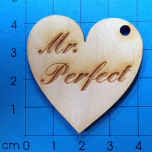 Lade das Bild in den Galerie-Viewer, Herz Geschenkanhänger aus Holz graviert mit verschiedenen Schriftzügen für alle Anlässe