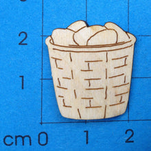 Lade das Bild in den Galerie-Viewer, Korb ohne Henkel mit Eiern aus Holz