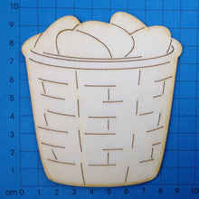 Lade das Bild in den Galerie-Viewer, Korb ohne Henkel mit Eiern aus Holz