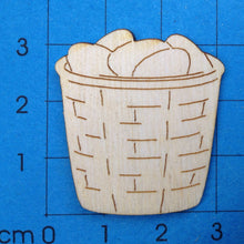 Lade das Bild in den Galerie-Viewer, Korb ohne Henkel mit Eiern aus Holz