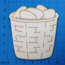 Lade das Bild in den Galerie-Viewer, Korb ohne Henkel mit Eiern aus Holz