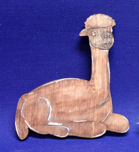 Lade das Bild in den Galerie-Viewer, Alpaka sitzend aus Holz