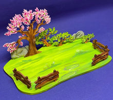 Lade das Bild in den Galerie-Viewer, Weidenplatte mit Zaun, Büsche, Baum und Felsen