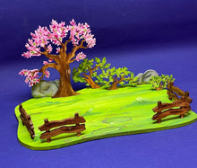 Lade das Bild in den Galerie-Viewer, Weidenplatte mit Zaun, Büsche, Baum und Felsen