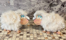 Lade das Bild in den Galerie-Viewer, Schafe aus Holz, zum Umwickeln für Wolle geeignet