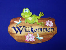 Lade das Bild in den Galerie-Viewer, Willkommen Schild mit Frosch und Libellen
