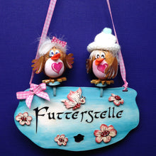 Lade das Bild in den Galerie-Viewer, Futterstelle Schild mit Vögeln