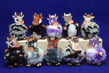 Lade das Bild in den Galerie-Viewer, Pompom Kühe aus Holz