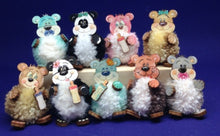 Lade das Bild in den Galerie-Viewer, Pompom Teddys aus Holz
