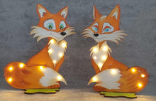 Lade das Bild in den Galerie-Viewer, Füchsin als Standfigur aus Holz