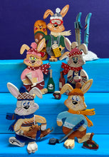 Lade das Bild in den Galerie-Viewer, Skihasen zum Stellen in 7cm aus Holz