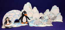 Lade das Bild in den Galerie-Viewer, Iglu aus Holz zum Hängen