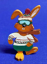 Lade das Bild in den Galerie-Viewer, Hase mit Skibrille zum Hinstellen aus Holz