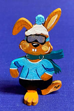 Lade das Bild in den Galerie-Viewer, Hase mit Skibrille zum Hinstellen aus Holz