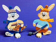 Lade das Bild in den Galerie-Viewer, Hasenpaar mit Mütze zum Hinstellen aus Holz