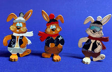 Lade das Bild in den Galerie-Viewer, Skihasen zum Stellen in 7cm aus Holz