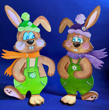 Lade das Bild in den Galerie-Viewer, Hasenpaar mit Mütze zum Hinstellen aus Holz