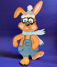 Lade das Bild in den Galerie-Viewer, Hasenpaar mit Mütze zum Hinstellen aus Holz