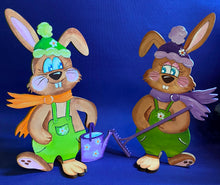 Lade das Bild in den Galerie-Viewer, Hasenpaar mit Mütze zum Hinstellen aus Holz
