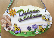Lade das Bild in den Galerie-Viewer, Türschild Dahoam is dahoam mit Bienen