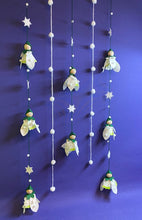 Lade das Bild in den Galerie-Viewer, Schneeglöckchen-Blumenkinder aus Filz