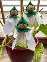 Lade das Bild in den Galerie-Viewer, Schneeglöckchen-Blumenkinder aus Filz